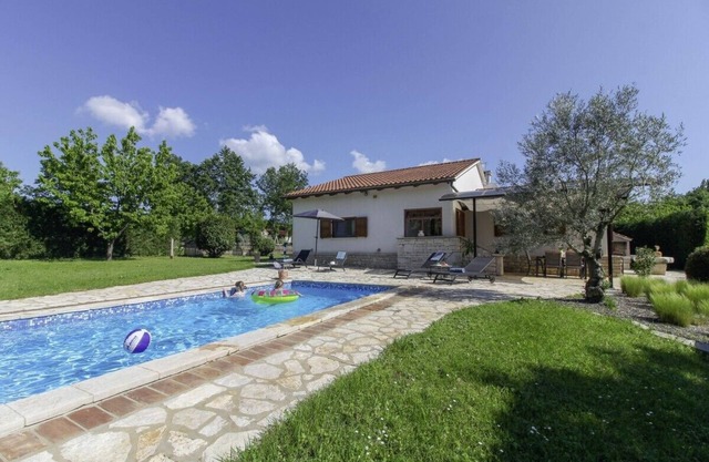Holiday house Bella Collina * quiet location, 2000 m2 garden, private pool