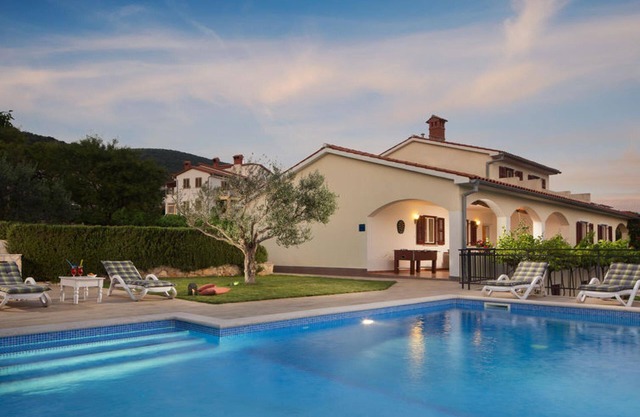 Holiday house Brovinje for 1 - 10 persons with 4 bedrooms - Holiday home