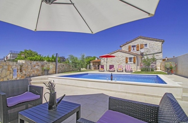 Holiday house Dolores * fenced garden, private pool, BBQ, free WiFi