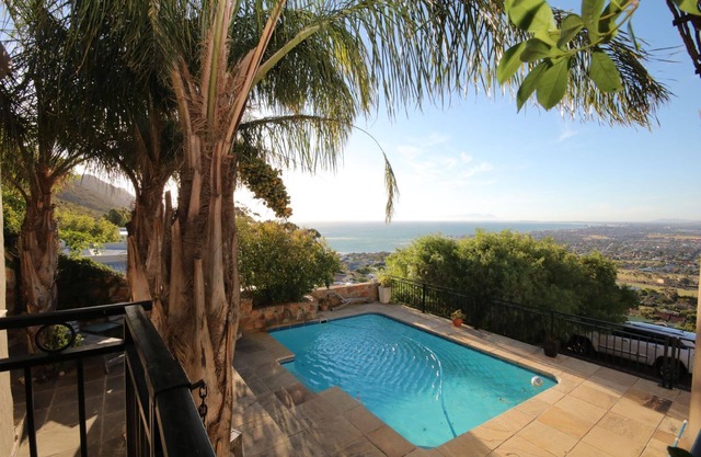 Holiday house Gordons Bay for 8 - 16 persons with 6 bedrooms - Holiday house