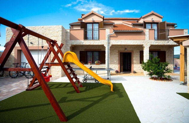 Holiday House Leon with pool