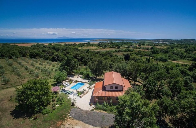 Holiday house Ližnjan for 1 - 16 persons with 7 bedrooms - Holiday home