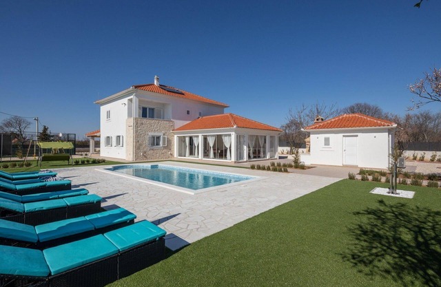 Holiday house Pirovac for 1 - 11 persons with 4 bedrooms - Holiday house