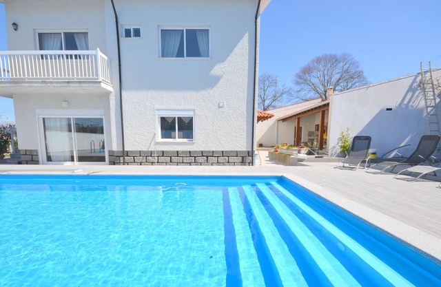 Holiday house (cheap) with private pool and barbecue near Gerês