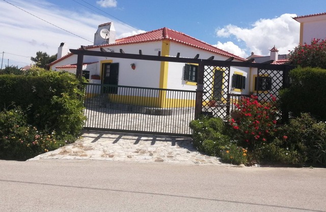 Holiday house w/ garden and small swimming pool 4 km to beach of Ribeira de Ilhas.