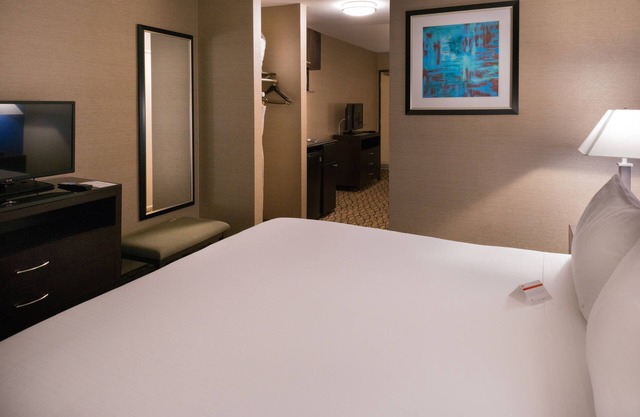 Holiday Inn Express & Suites Pasadena - Los Angeles by IHG