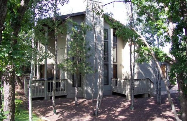 HOLIDAY TIME! TRANQUIL 2 BEDROOM VILLA WITH GARAGE IN PINETOP COUNTRY CLUB AREA