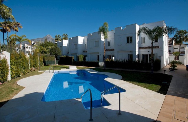 HOLIDAY TOWNHOUSE FOR RENT IN PUERTO BANUS (LOS NARANJOS DE MARBELLA) - PUERTO BANUS VACATION TOWNHOUSE
