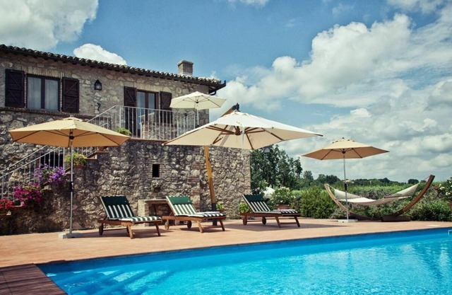 holiday vacation large villa rental italy, umbria, orvieto, near rome, countryside, pool, views, internet wi-fi, air con