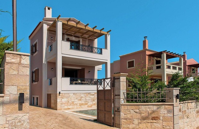 Holiday villa with hot tub in Adele