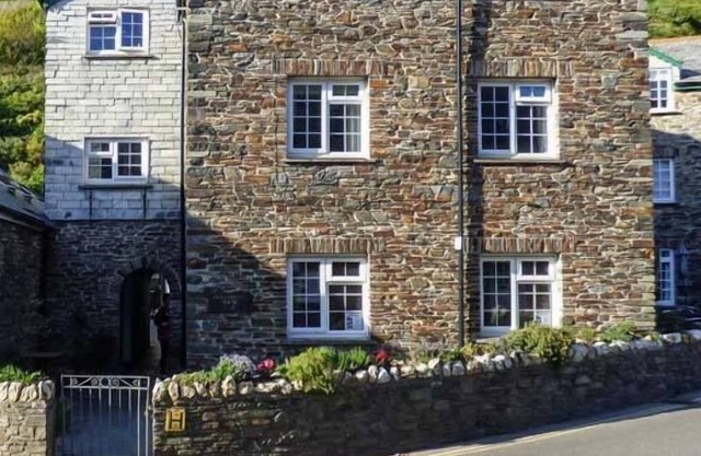 HOLLOWELL HOUSE, pet friendly, country holiday cottage in Boscastle