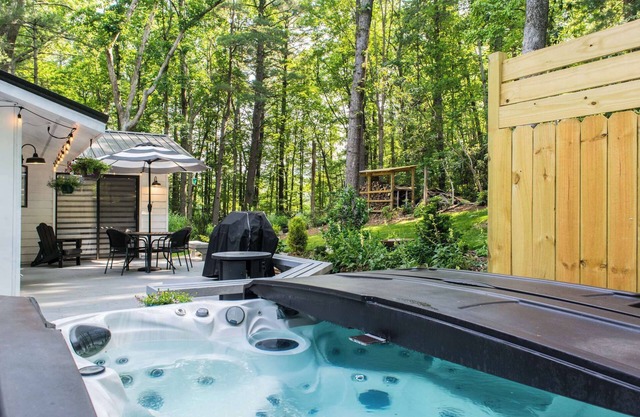 Holly Hill Hideaway: Hot Tub, Fireplace & Fire Pit!