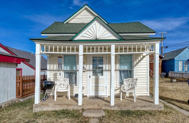 Holly House - Affordable/clean comfort in town! Walk everywhere!