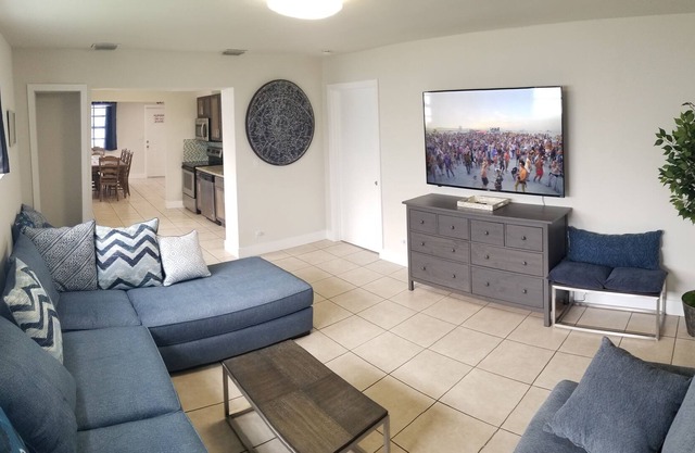 Hollywood Beach House - 2 Miles from beach