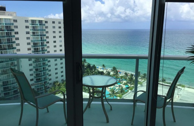 Hollywood on Beach Apartment