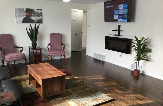Hollywood! Professionally Cleaned, Self Check In - Sleeps 10