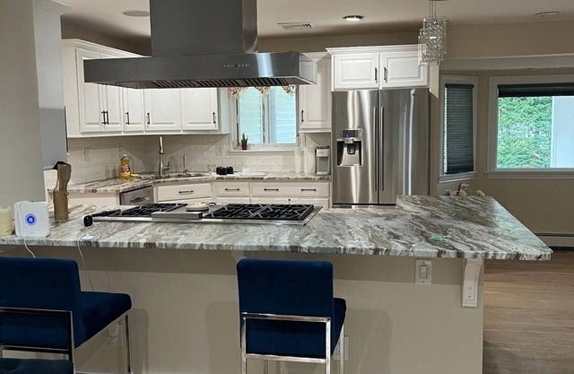 Home away from Home!! 5 minutes away from the restaurants and shopping plazas.