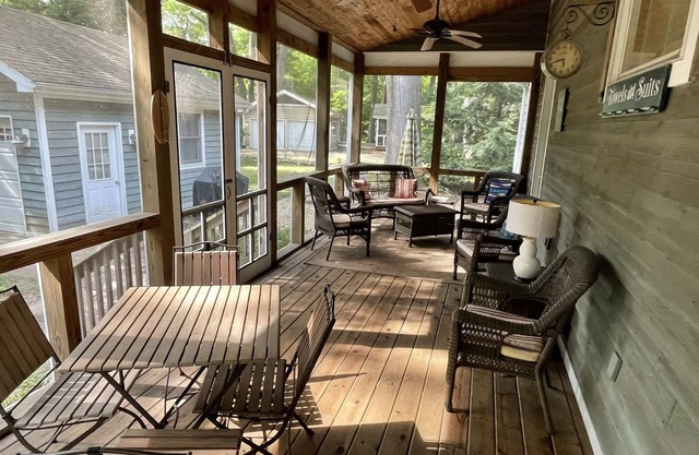 Home in heart of Union Pier Scrnd porch Beach 2.5 blocks Firepit Walk to all