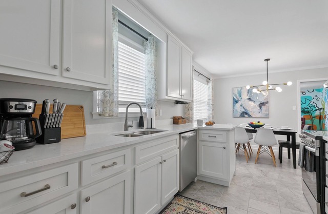 Home in Savannah 3BR/1BA Home Sleeps 6 /Dog Friendly