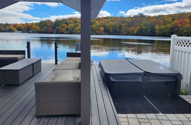 Home king luxury, waterfront hot tub, family , indoor pool, private beach