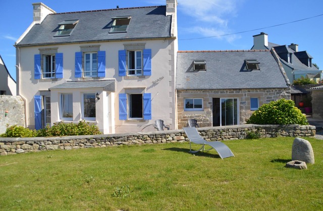 Home of 30 years, completely renovated, beautiful sea views, beach walk