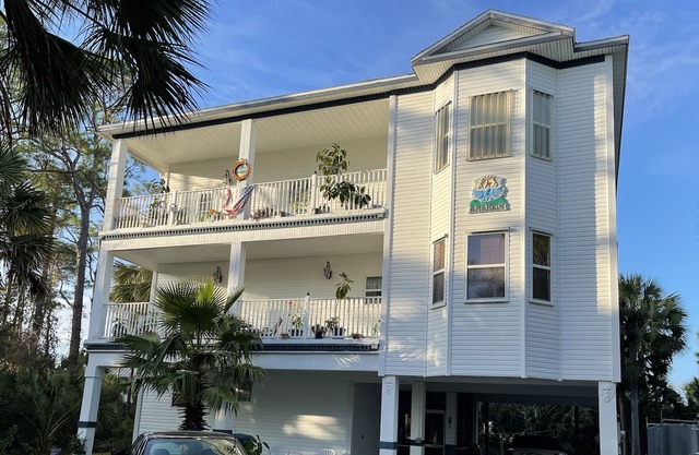 Home on St. George Island 2 blocks to the beach!