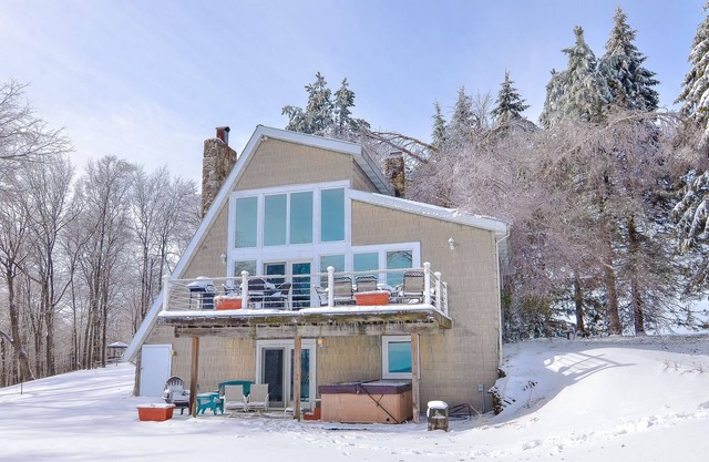Home on the Ridge: Lake Access, Hot Tub, Fire Pit, Fireplace!