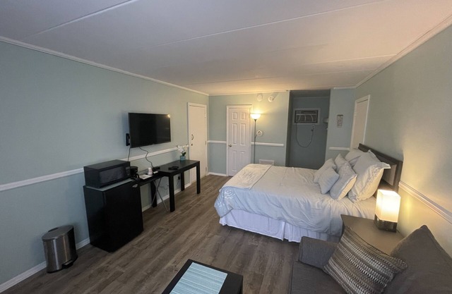 Home style,cozy room a block from the beach