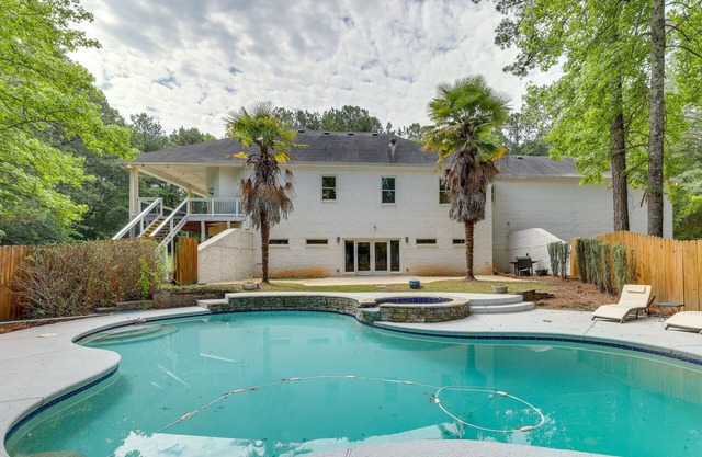 Home Theater & Game Room: Chic Abode in Ellenwood!