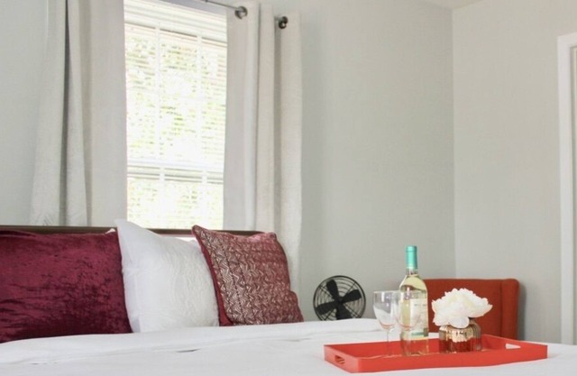 Home w/ full kitchen, smart TVs and office desk. Great for families!