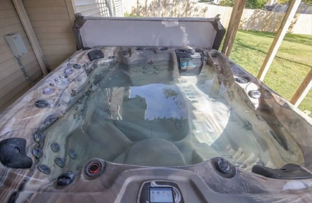 Home w/Hot Tub -Spacious, Quiet Neighborhood Near Des Moines, IA.