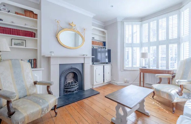 Homely 2 Bed Home in West London