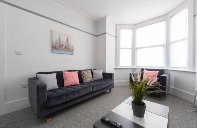 Homely 6 Bedroom House in Gillingham, 10 separate beds 4 bathrooms, 15 sleeps