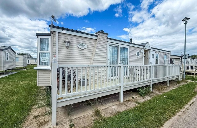Homely caravan, only a short drive to Skegness Beach ref 64011D
