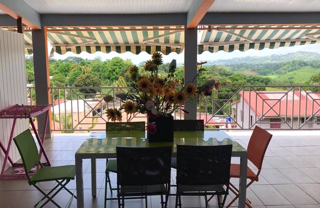 Homerez - Appartement 10 km away from the beach with shared pool and spa