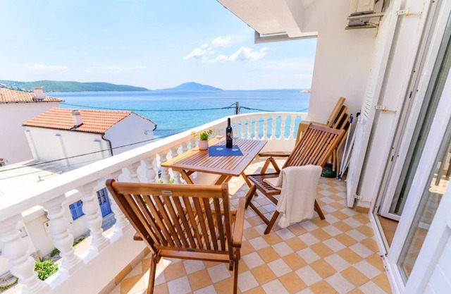 Homerez - Appartement for 5 ppl. with sea view and balcony at Martinšćica
