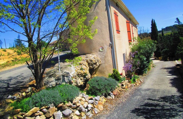 Homerez - Charming Countryside House in Tournissan with Large Garden