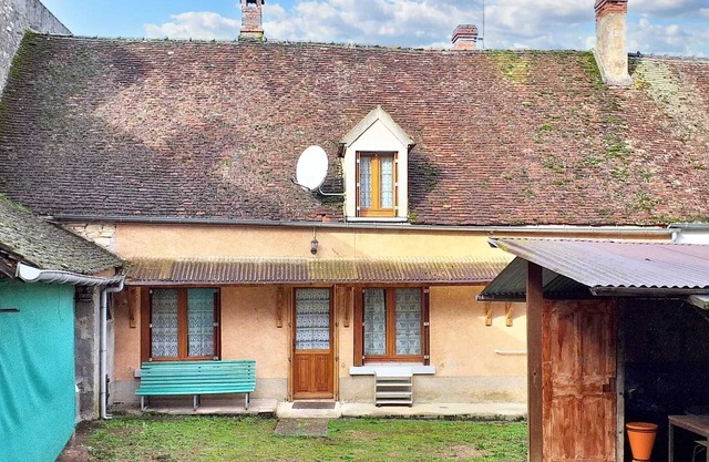 Homerez - Charming House in Pousseaux with Large Garden