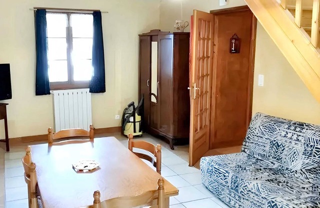 Homerez - Comfortable Apartment in Mesnay - 70 m² - Private Balcony