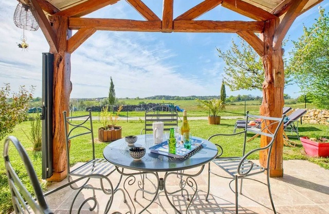 Homerez - Comfortable house in Les Lèches with garden and terrace