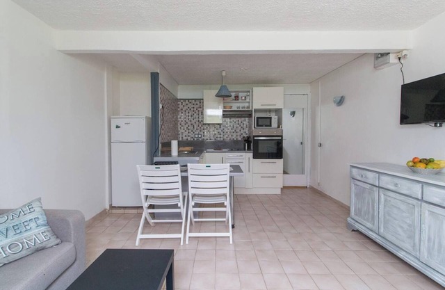 Homerez - Cosy flat in Le Robert with shared pool