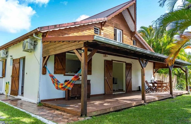 Homerez - Cosy house in Les Abymes with relaxing jacuzzi