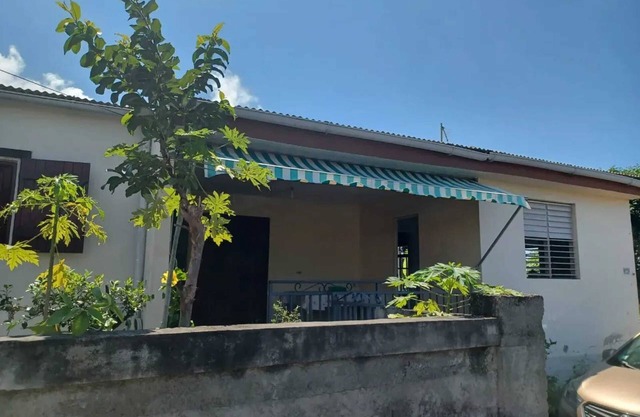Homerez - Cozy House in Baillif with Private Garden
