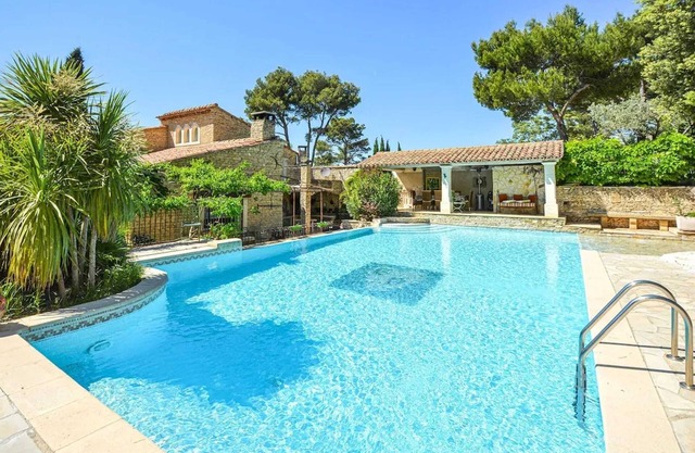 Homerez - Elegant Villa near Orgon with Private Pool