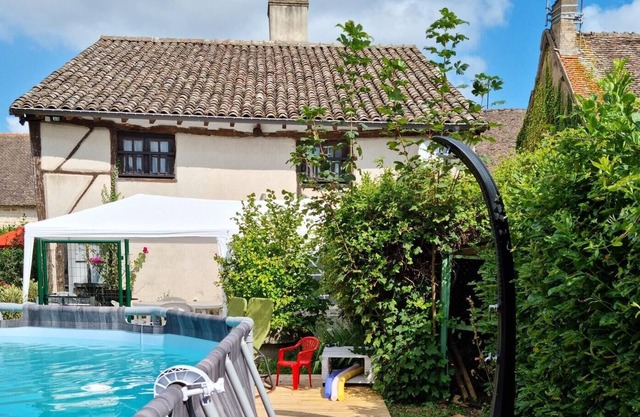 Homerez - House for 15 ppl. with swimming-pool and garden at Gigny-sur-Saône
