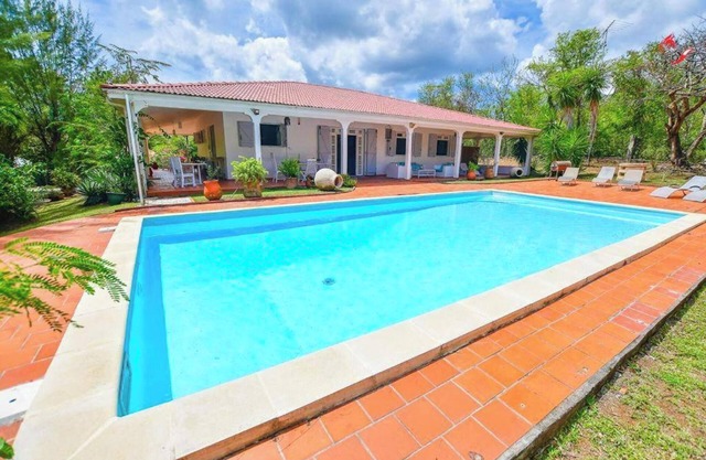 Homerez - Luxurious Villa with Pool in Fort-de-France