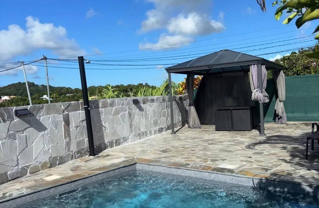 Homerez - Modern villa with private pool in Le François