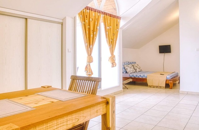 Homerez - Studio 1 km away from the beach for 2 ppl. at Saint-Gilles les Bains