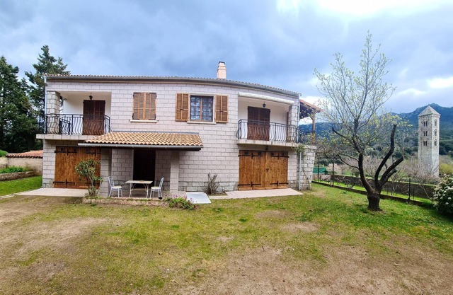 Homerez - Spacious house for 6 ppl. with jacuzzi, garden and terrace at Carbini
