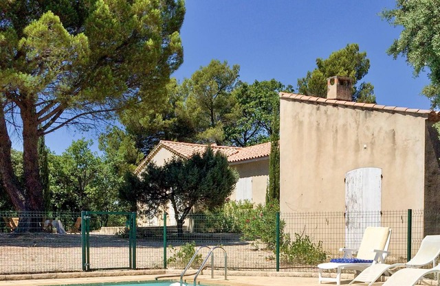 Homerez - Spacious house for 8 ppl. with swimming-pool and terrace at Cucuron